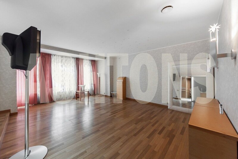 Two-Level Flat to Let on Plyushchikha, Near Smolenskaya