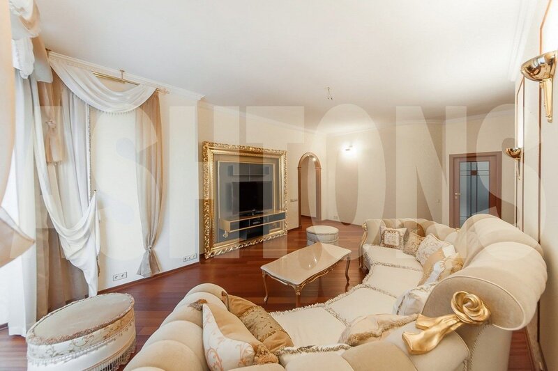 Four-Room Flat for Sale in Dom na Davydkovskoy