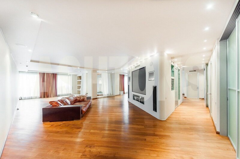 Two-Room Flat to Let on Novy Arbat 29, 300 sq m