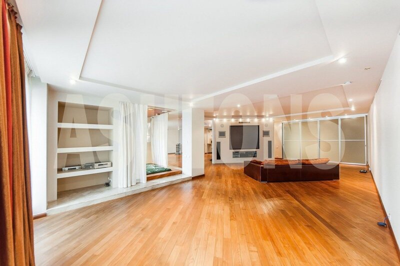 Two-Room Flat to Let on Novy Arbat 29, 300 sq m