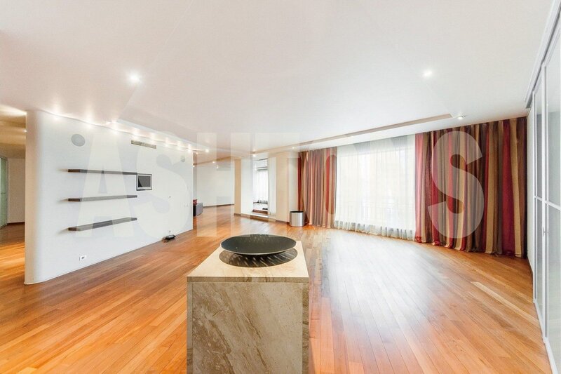 Two-Room Flat to Let on Novy Arbat 29, 300 sq m