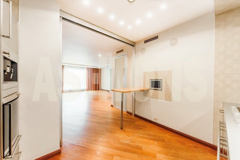 Two-Room Flat to Let on Novy Arbat 29, 300 sq m