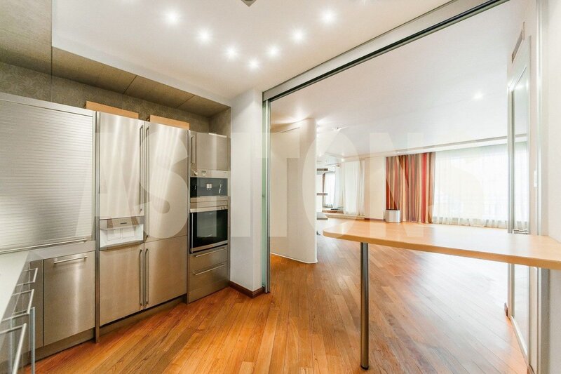 Two-Room Flat to Let on Novy Arbat 29, 300 sq m