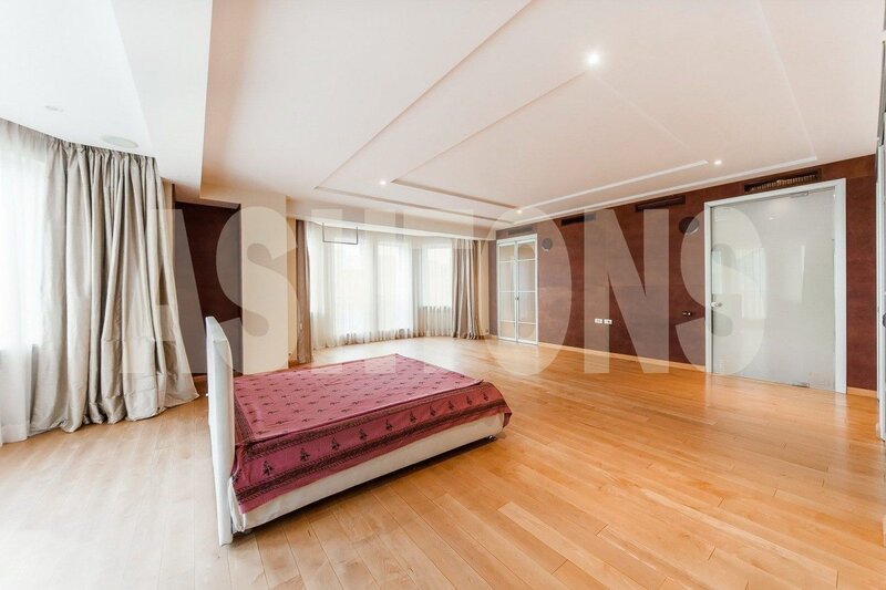 Two-Room Flat to Let on Novy Arbat 29, 300 sq m
