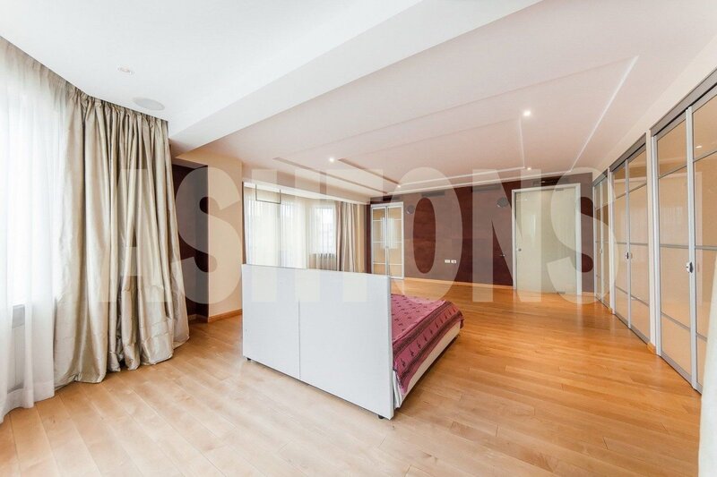 Two-Room Flat to Let on Novy Arbat 29, 300 sq m