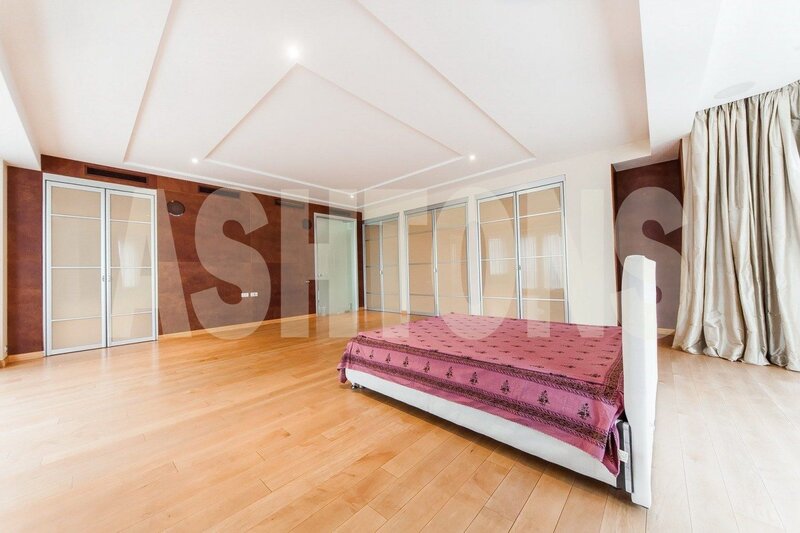 Two-Room Flat to Let on Novy Arbat 29, 300 sq m