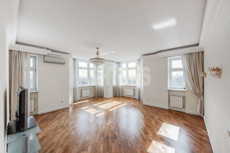 Three-Room Flat to Let in Edelveis Complex, Slavyansky