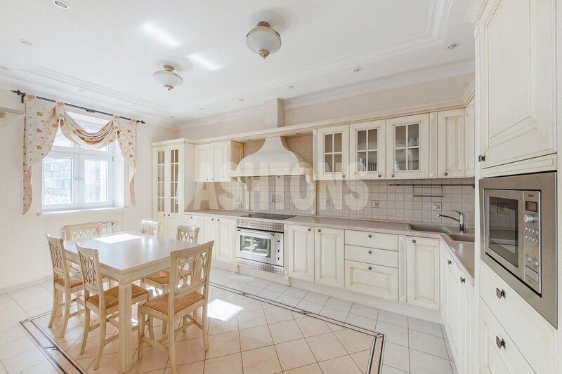 Three-Room Flat to Let in Edelveis Complex, Slavyansky