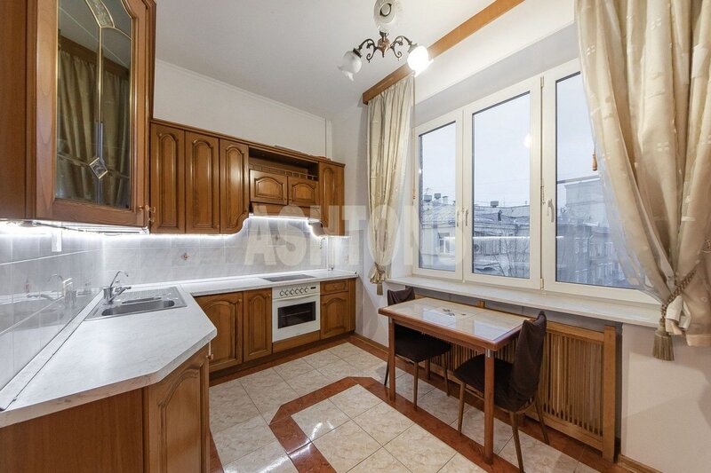 Four-Room Flat to Let at Patriarch's Ponds, Malaya Bronnaya