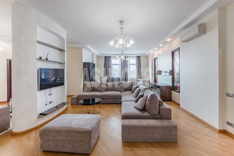 Four-Room Flat to Let in Triumf-Palas, Fireplace, Sauna