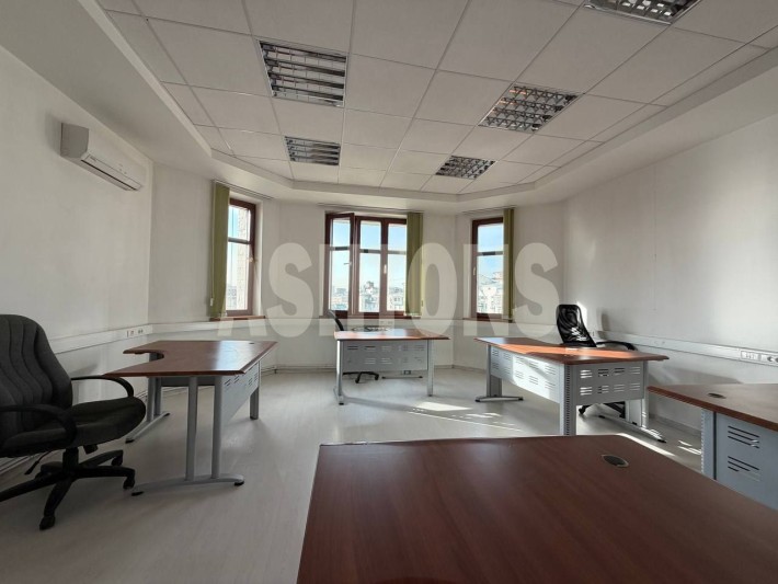 Office of 257 m² for rent in the business center "Oruzheyny Plaza"