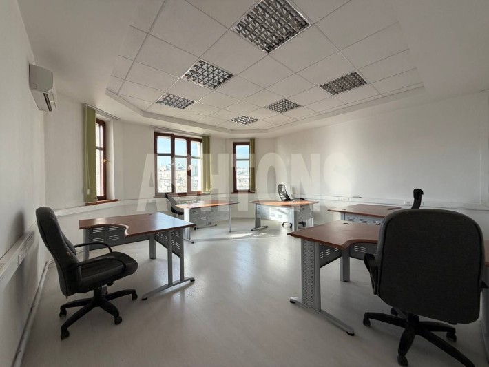 Office of 257 m² for rent in the business center "Oruzheyny Plaza"