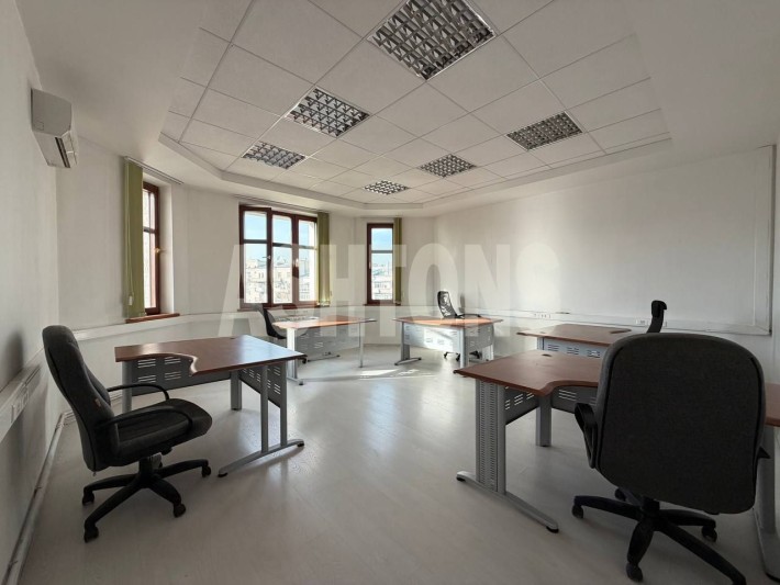 Office of 257 m² for rent in the business center "Oruzheyny Plaza"