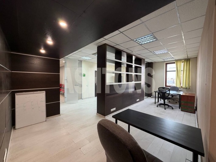 Office of 257 m² for rent in the business center "Oruzheyny Plaza"