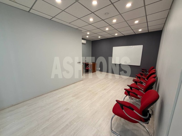 Office of 257 m² for rent in the business center "Oruzheyny Plaza"