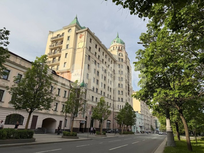 Office of 257 m² for rent in the business center "Oruzheyny Plaza"