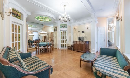 Аренда 4-х комнатной квартиры в классическом стиле в историческом доме