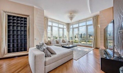 A five-room apartment with panoramic views for sale in the Vorobyovy Gory residential complex.